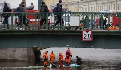 Ônibus cai em rio em São Petersburgo, na Rússia, e 3 morrem
