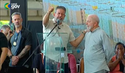 Em Maceió, Lula defende Lira de vaias durante evento de entrega de moradias populares