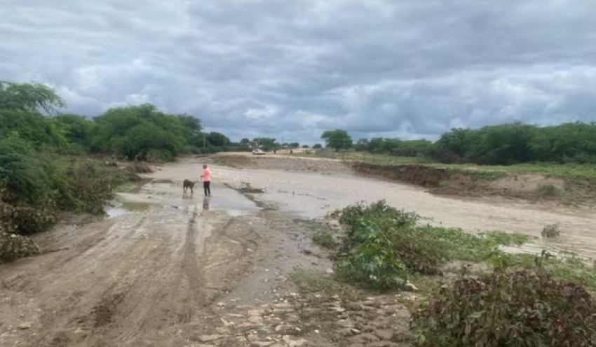 Moradores de Gurjão, no Cariri da PB, ficam ilhados após cheia de rio