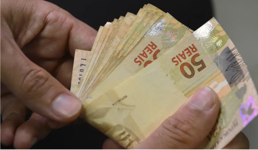 Benefícios sociais garantem rendimento médio recorde de R$ 836 em 2024