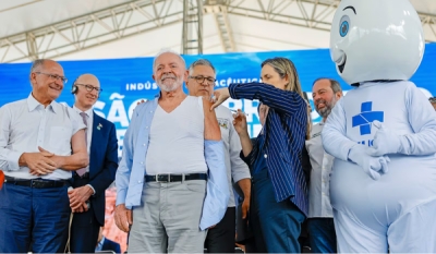 Lula e Alckmin são vacinados contra gripe; campanha começou nesta segunda-feira