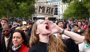 Irã convoca embaixador francês devido à repressão aos protestos estudantis na França