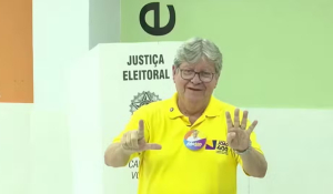 João Azevêdo fala que está 'à disposição do povo' em discurso após vitória na disputa pelo Senado, na PB