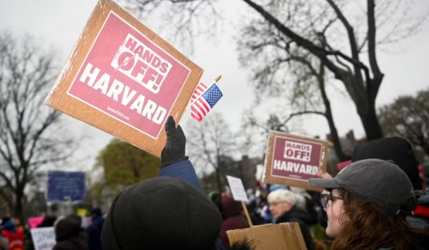 Trump chama Harvard de 'antissemita', ameaça novos cortes e diz que vai 'vencer' embate com universidade