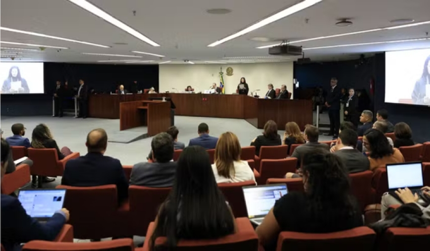 Fux critica quem diz que ele faz 'frente' a Moraes, que afirma: 'Alguns querem transformar STF na Revista Caras'
