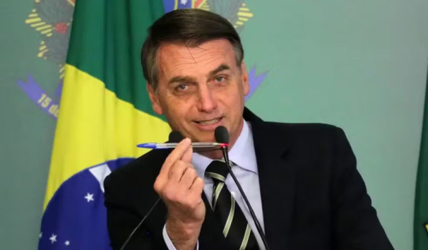 Após defesa dizer que 8 armas de Bolsonaro estão com Exército, Moraes ordena entrega à PF