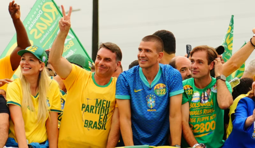 Douglas Ruas diz que buscará para Flávio Bolsonaro votos de quem se absteve no 1º turno