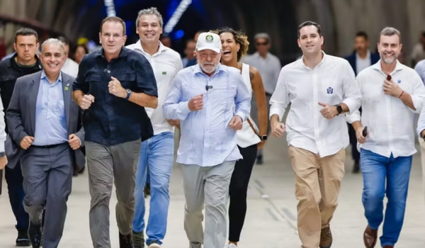 Ao lado de Eduardo Paes, Lula diz que não pode falar de eleição, mas que Rio precisa ser governado por 'gente séria'