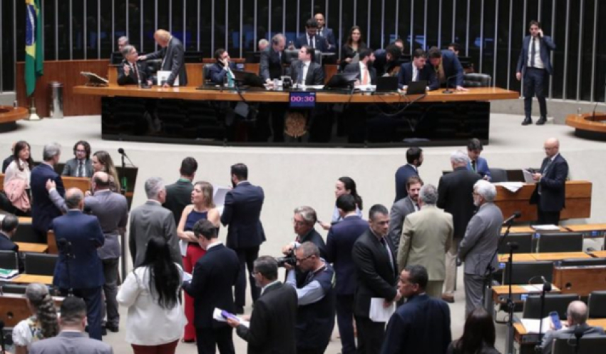 Deputados aprovam projeto que torna crime aumento abusivo de preços de combustíveis