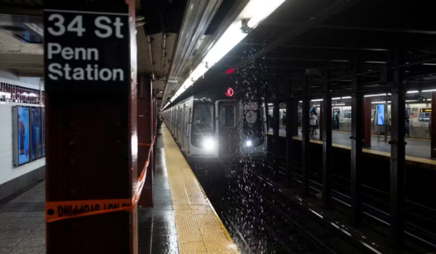 Chuva forte inunda metrô de Nova York