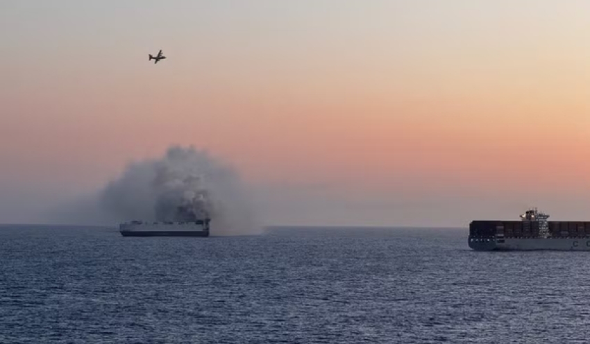 Navio com 3 mil carros queima há uma semana e chances de fogo ser apagado são muito baixas