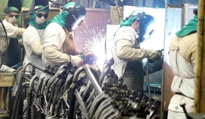 Indústria cai 0,1% em fevereiro e soma 5 meses sem crescimento