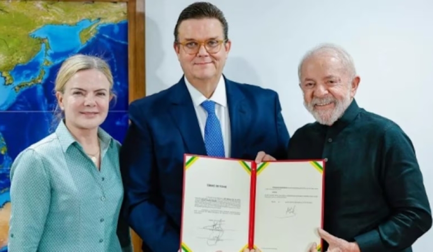 Lula oficializa saída de Lupi e confirma Wolney Queiroz como novo ministro da Previdência