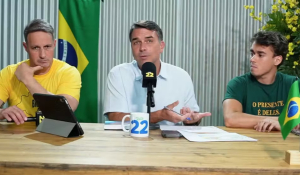 Flávio Bolsonaro promete pena de 8 anos para quem rouba celular e pede votos de quem não votou no 1º turno
