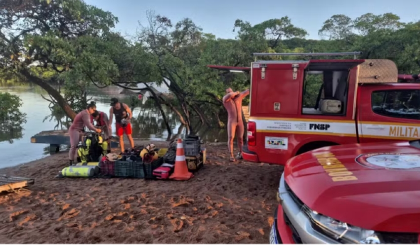 Bombeiros fazem buscas por homem que desapareceu após pular de barco em Barra de Gramame