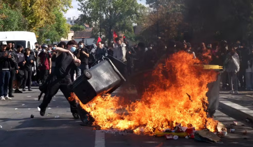 Primeiro-ministro da França condena violência em protestos estudantis; 250 mil estão nas ruas