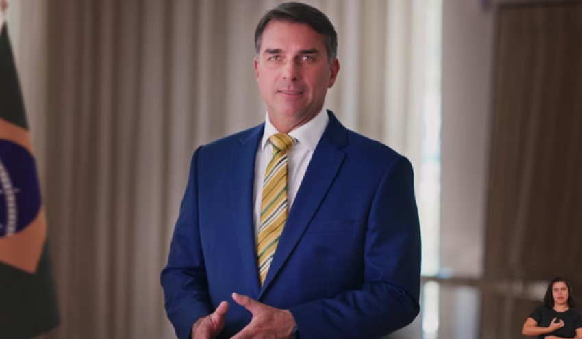 Em pronunciamento oficial, Flávio Bolsonaro usa crise no STF para defender fim da reeleição