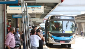 Setor de serviços recua 0,2% em janeiro, influenciado por transportes