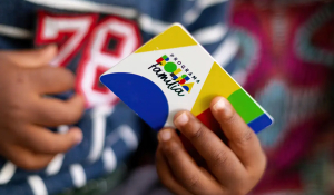 Caixa paga Bolsa Fam&iacute;lia a benefici&aacute;rios com NIS de final 3