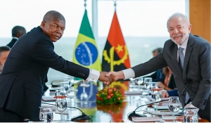 Lula assina acordos com Angola e defende aumento das relações comerciais com o país