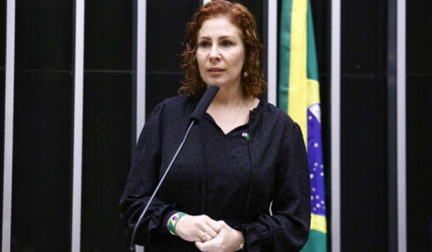 Câmara autoriza licença de 127 dias solicitada pela deputada Carla Zambelli