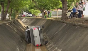 Idoso reage a tentativa de assalto, perde controle de carro e cai dentro de canal, em Campina Grande