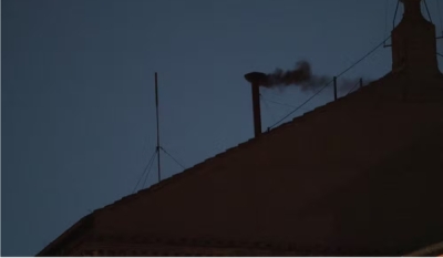Conclave: fumaça preta sai de chaminé da Capela Sistina, e 1ª votação termina sem escolha de papa
