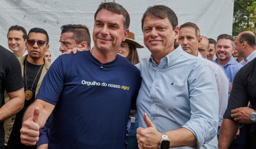 Em primeira agenda conjunta com Tarcísio, Flávio Bolsonaro critica atuação de Lula no agro