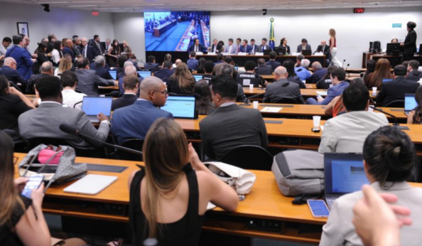 Comissão vota nesta segunda-feira parecer sobre PEC que propõe fim da escala 6x1