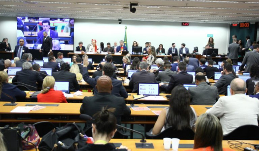 Comissão aprova o fim da escala 6x1 e a redução da jornada de 44 para 40 horas semanais