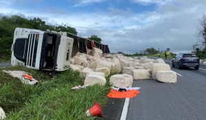 Caminhão tomba perto de Galante, na PB, e deixa BR-230 parcialmente bloqueada