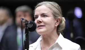 Lula estuda novo xadrez ministerial com ajustes no PT; Gleisi é cotada para o Planalto