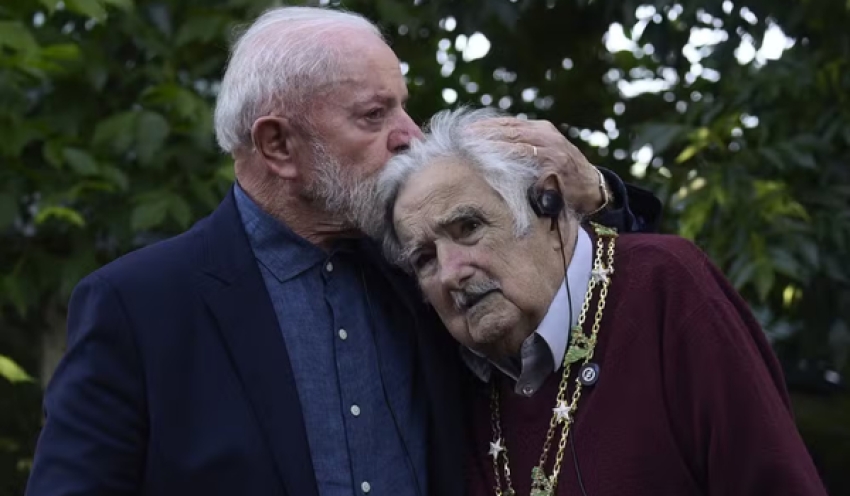 Lula embarca para Montevidéu para acompanhar velório de Pepe Mujica