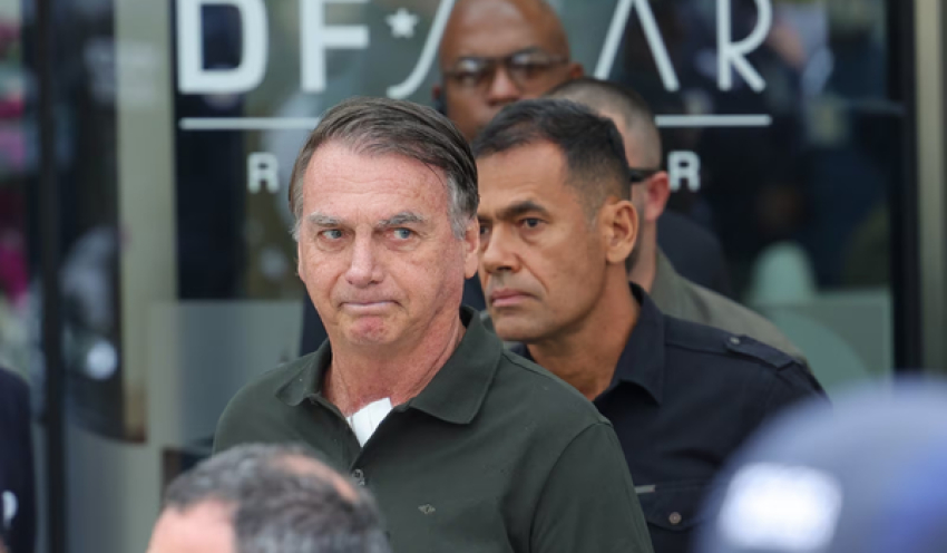 Moraes autoriza Bolsonaro a prestar depoimento sobre arma apreendida