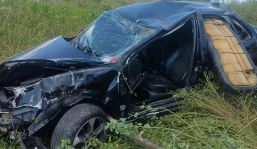 Jovem morre após tentar desviar de cachorro e capotar carro em rodovia do Sertão da Paraíba