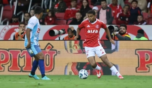 Inter sofre, erra até pênalti, mas marca nos acréscimos e vence o Maracanã pela Copa do Brasil