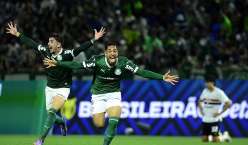 Palmeiras vence o São Paulo com gol nos acréscimos e segue líder do Brasileirão