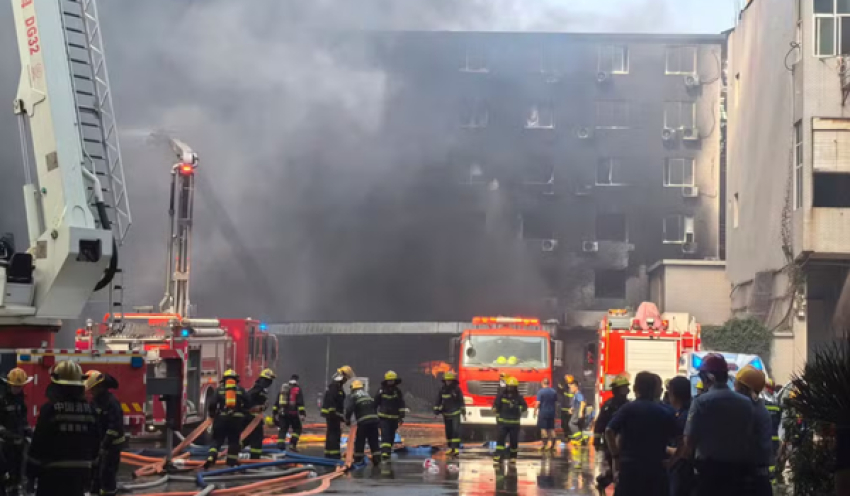 Incêndio em fábrica de sapatos na China deixa 28 mortos; VÍDEO mostra funcionários nos telhados