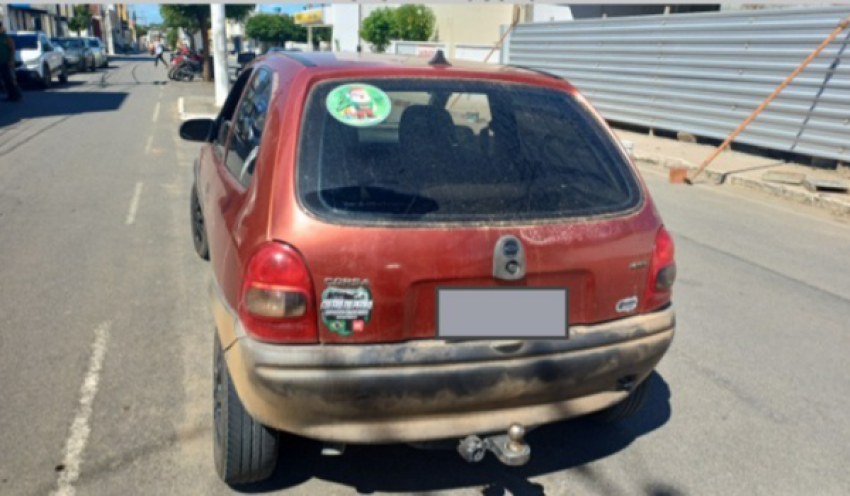 PRF apreende carro furtado e detém homem por adulteração na BR-230 em Soledade/PB