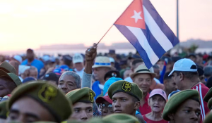 Cubanos protestam em frente &agrave; embaixada dos EUA em Havana contra acusa&ccedil;&atilde;o de Ra&uacute;l Castro