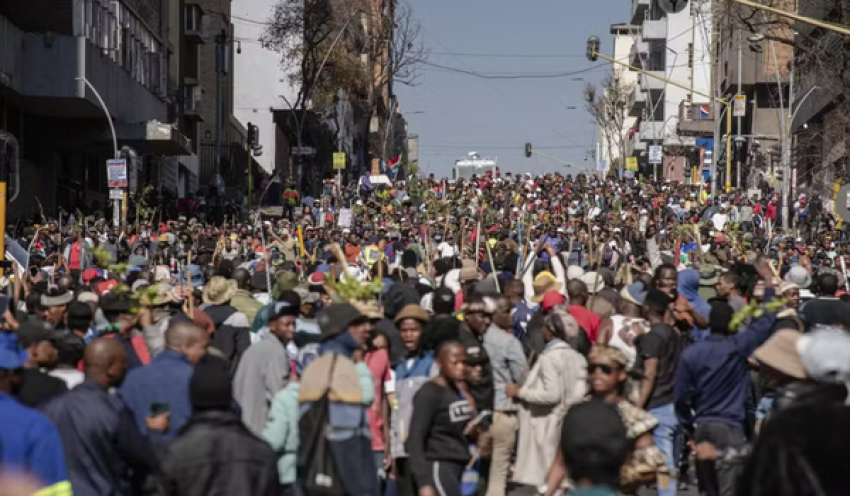 África do Sul tem protestos contra imigrantes após milhares fugirem da violência