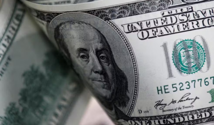 Ibovespa dispara e bate recorde de 209 mil pontos, com foco em Lula e Flávio no 2º turno; dólar cai abaixo de R$ 4,95