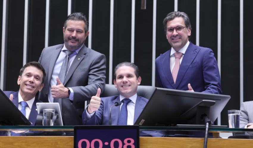 Centrão lança maioria de suas bancadas à reeleição para preservar espaço na Câmara