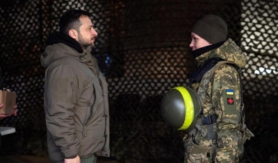 Presidente da Ucrânia visita linha de frente em Donetsk no dia das Forças Armadas