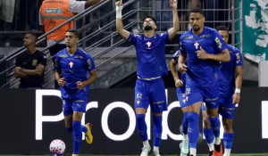 Palmeiras vence o Bahia e reduz vantagem do Flamengo na liderança do Brasileirão