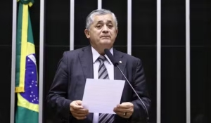 Preterido na articulação política e no comando do PT, Guimarães diz que governo e partido acertaram em escolhas