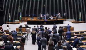 C&acirc;mara pode votar nesta quarta-feira piso do magist&eacute;rio e projetos sobre fertilizantes e seguro rural
