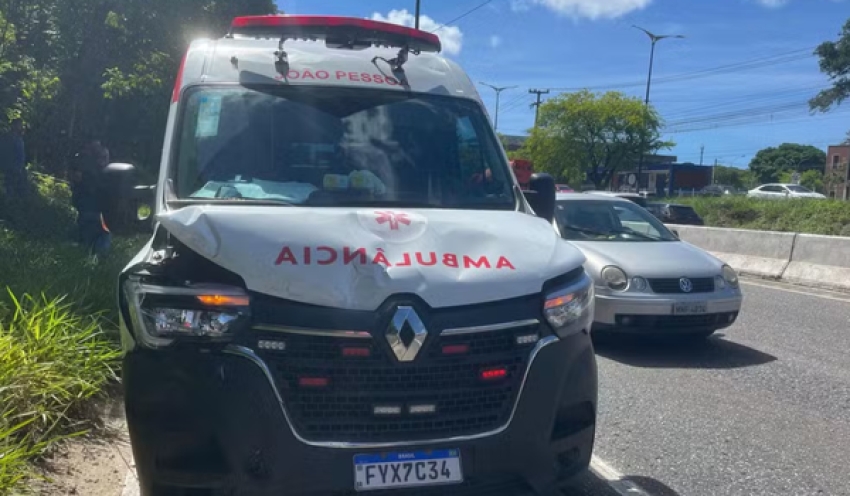 Ambulância se envolve em acidente com outros dois veículos na BR-230, em João Pessoa
