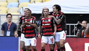 Pedro marca duas vezes, Flamengo goleia o Corinthians e lidera o Brasileirão