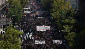 Após França, estudantes, professores e funcionários públicos da Grécia tomam ruas de Atenas em protestos